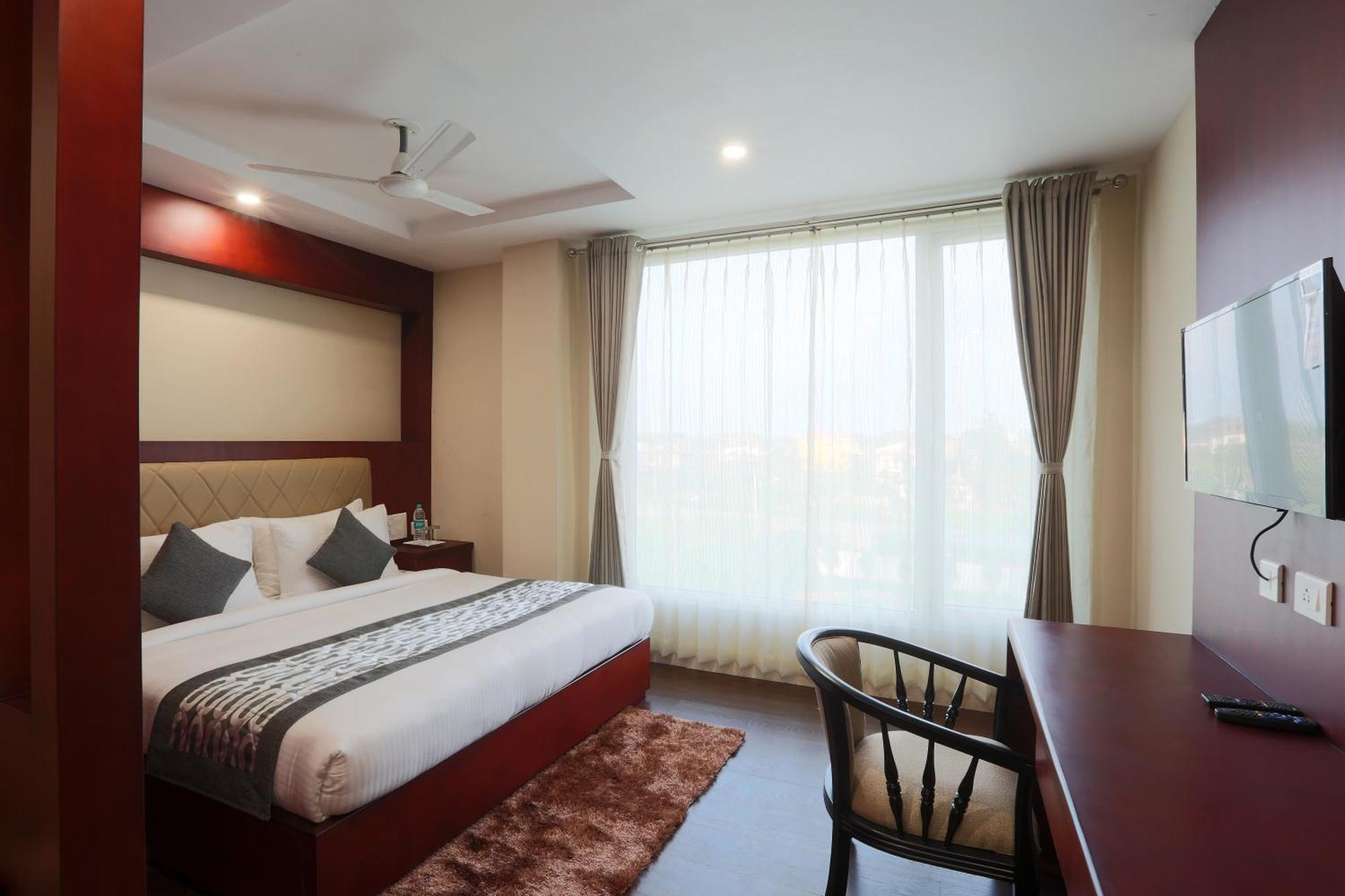 Hotel Lemon Wood By West End Delhi Airport Hotel