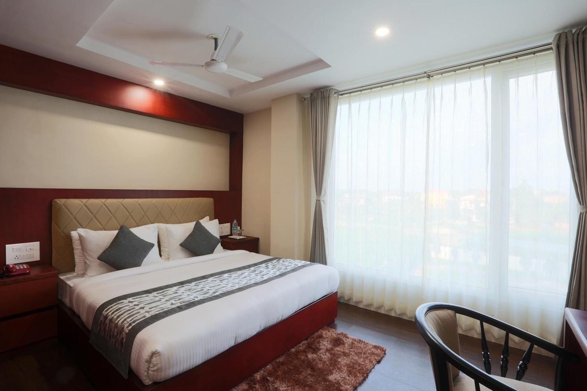 Hotel Lemon Wood By West End Delhi Airport Hotel 3*
