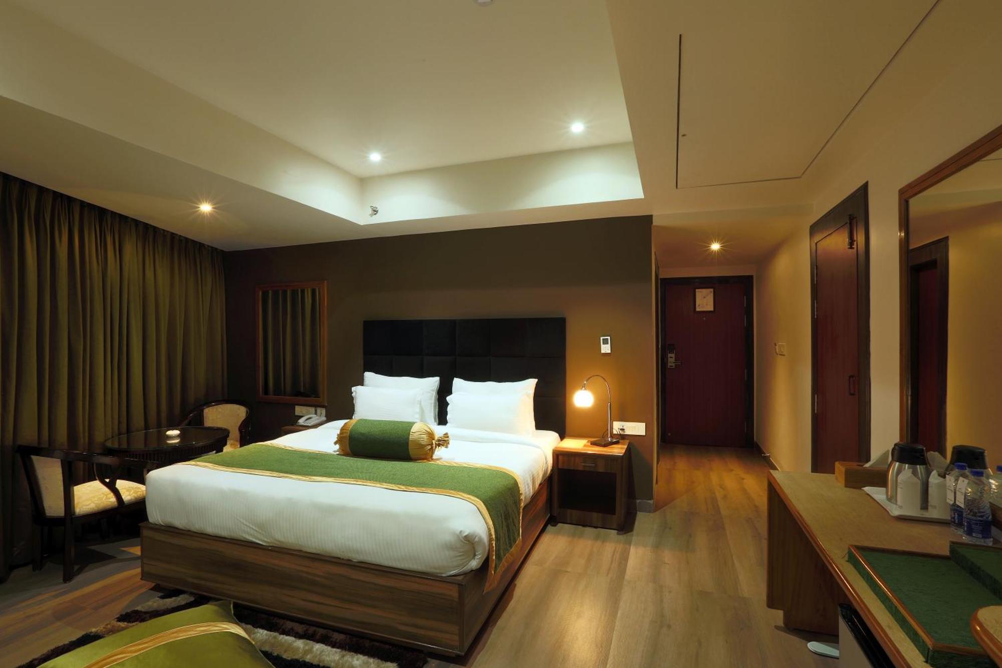 Hotel Lemon Wood By West End Delhi Airport 3*