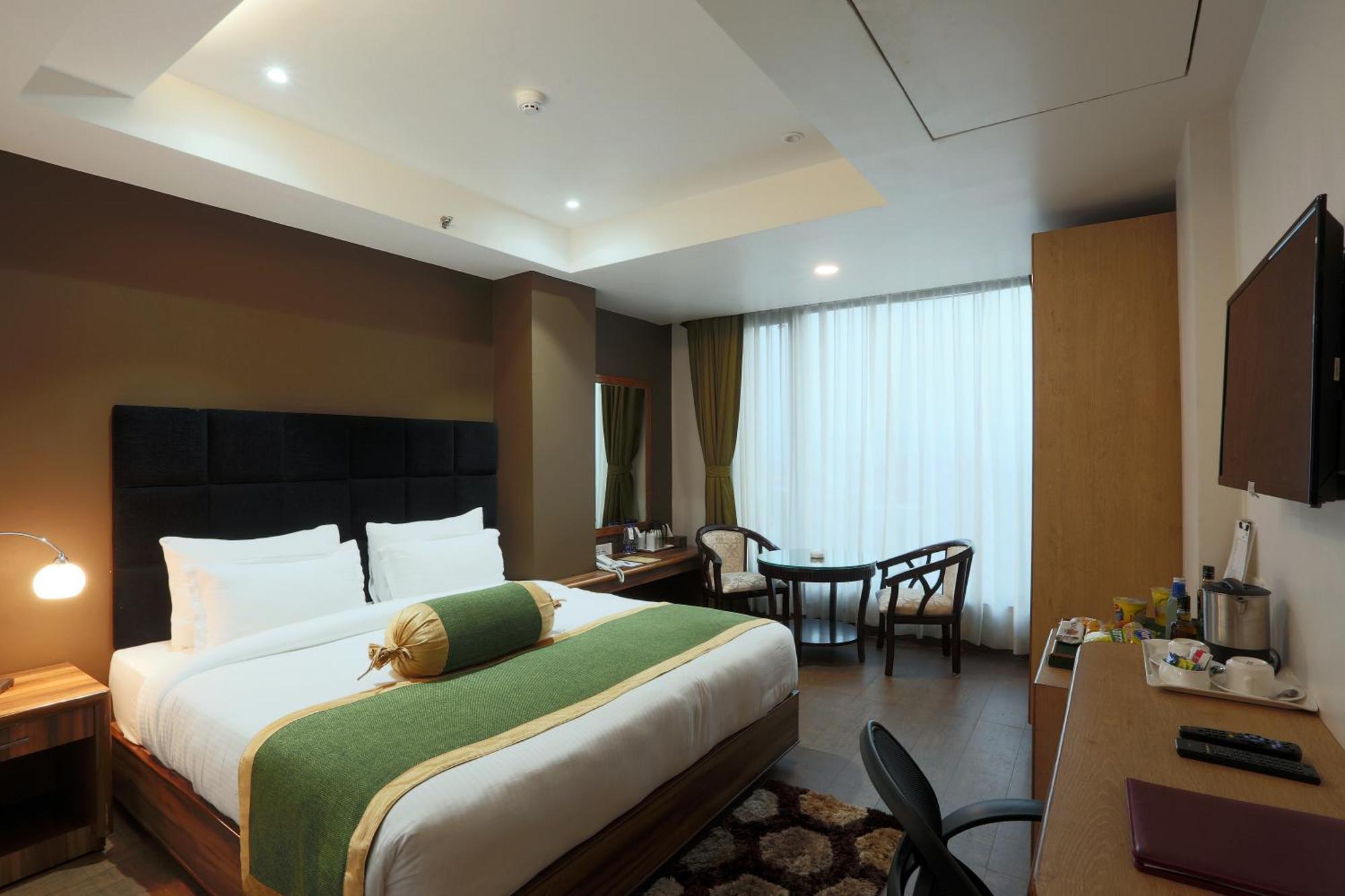 Hotel Lemon Wood By West End Delhi Airport