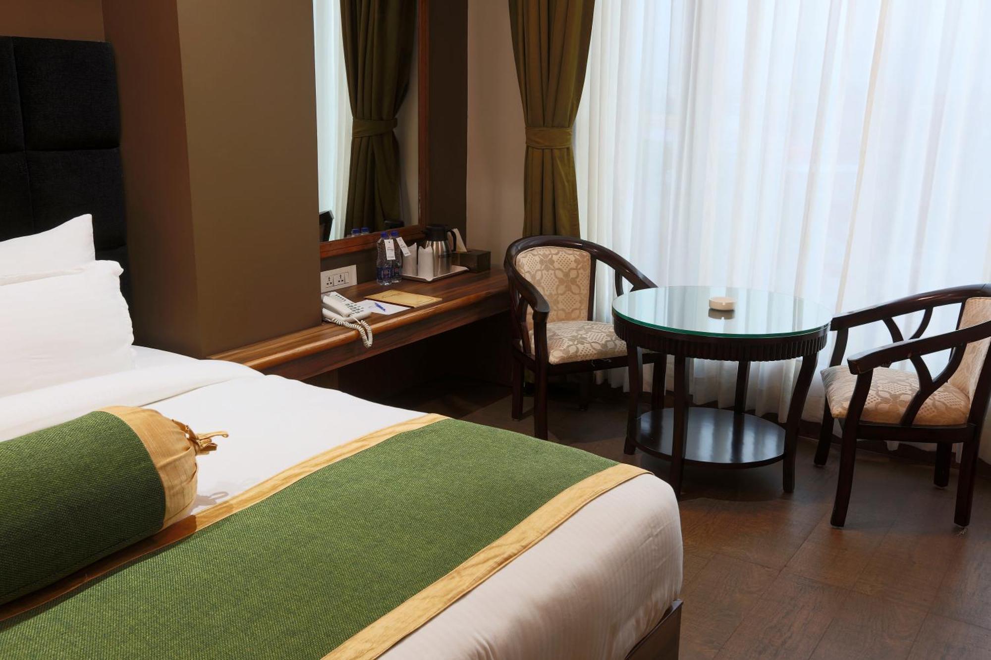 Hotel Lemon Wood By West End Delhi Airport Hotel