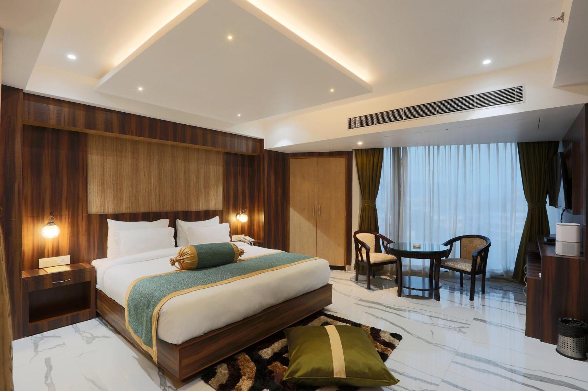Hotel Lemon Wood By West End Delhi Airport Hotel 3*