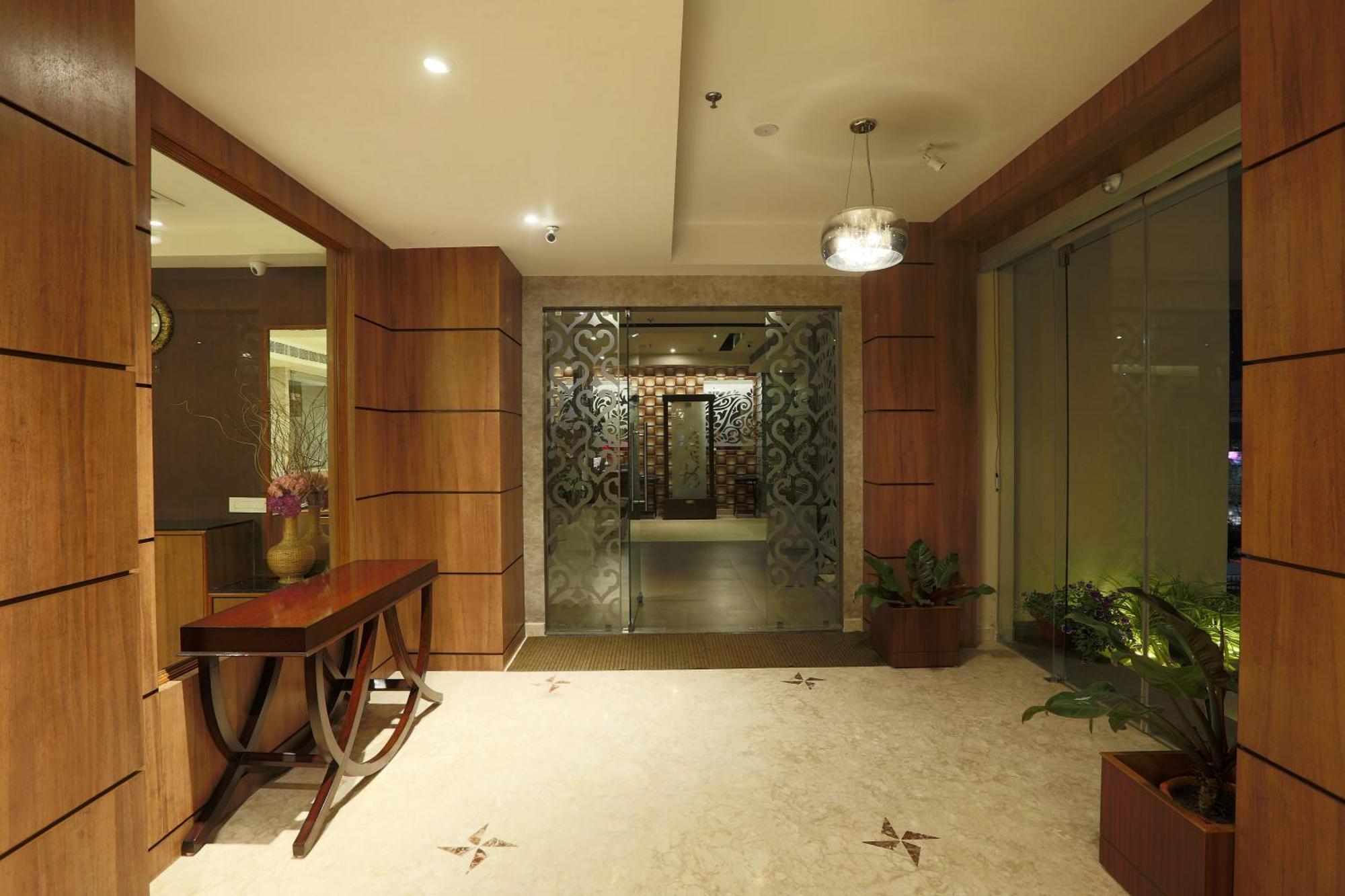 Hotel Lemon Wood By West End Delhi Airport 3*