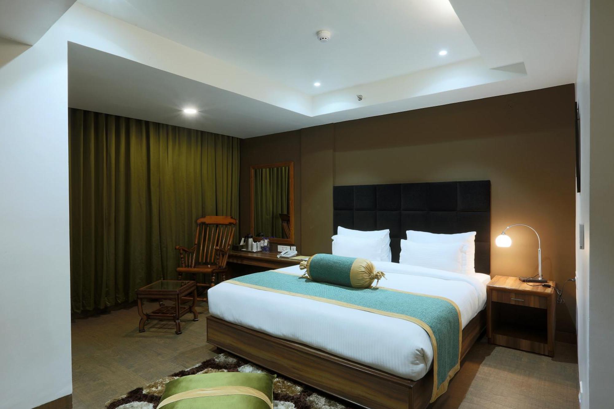 Hotel Lemon Wood By West End Delhi Airport Hotel