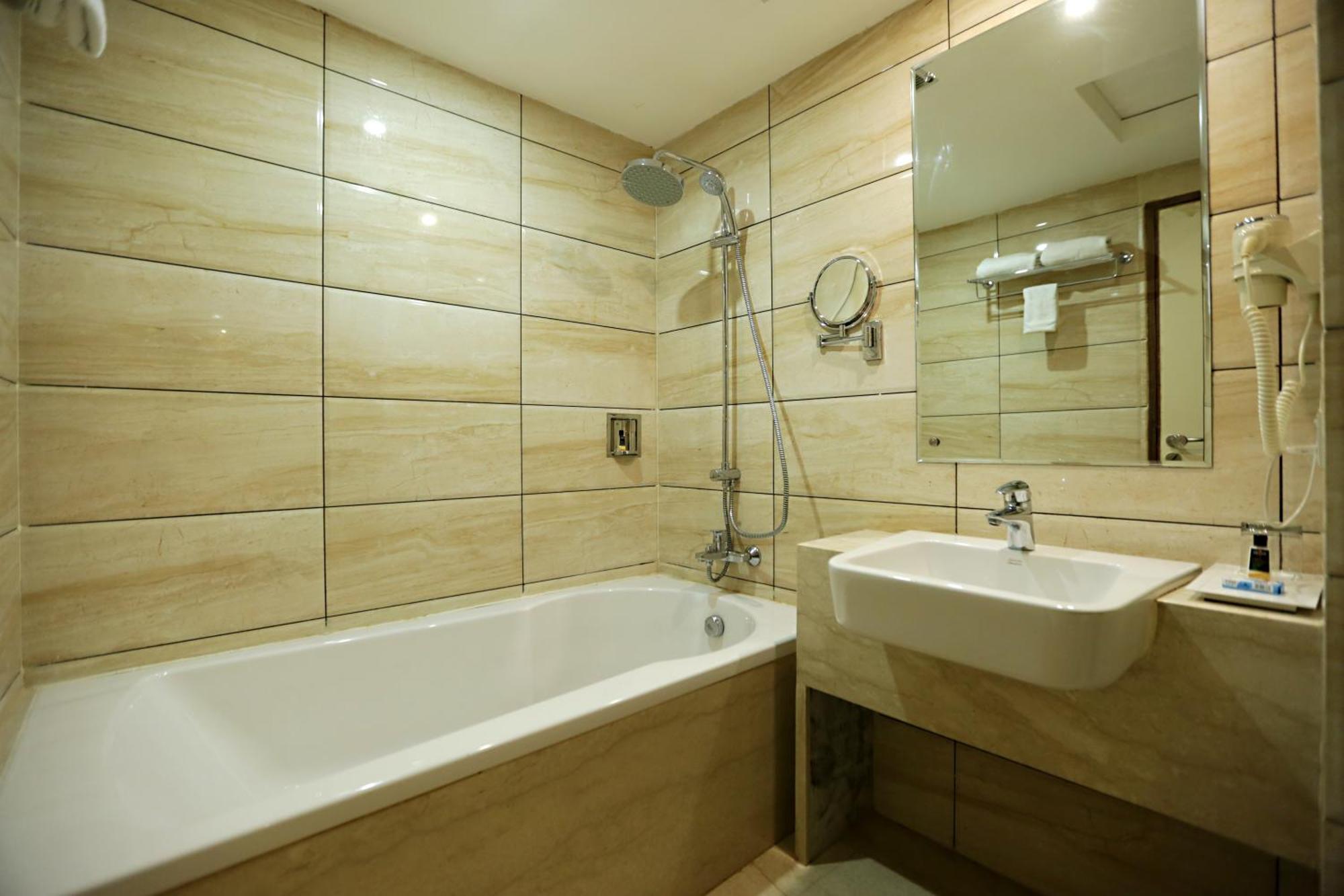 Hotel Hotel Lemon Wood By West End Delhi Airport 3*