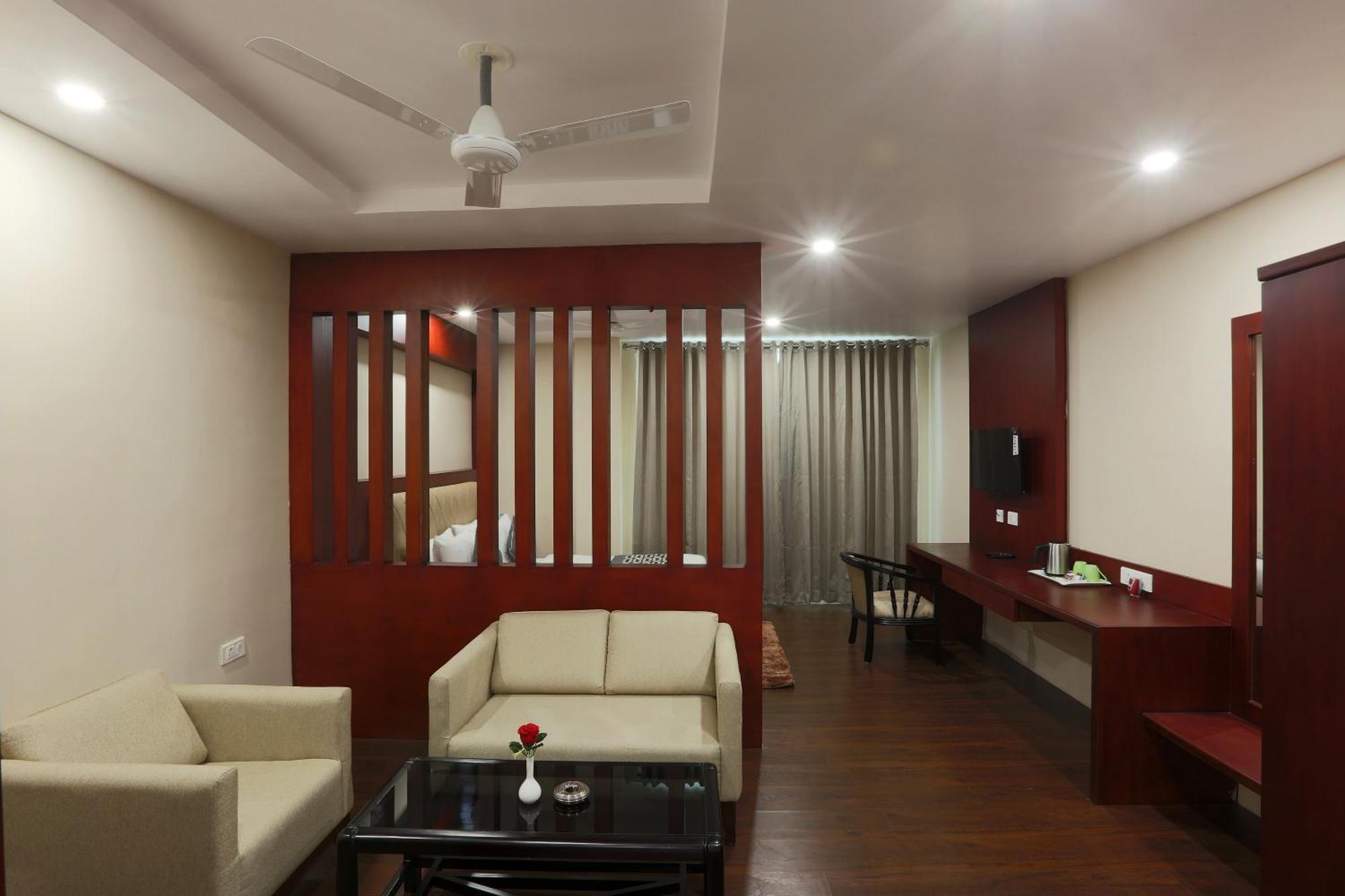 Hotel Lemon Wood By West End Delhi Airport 3*