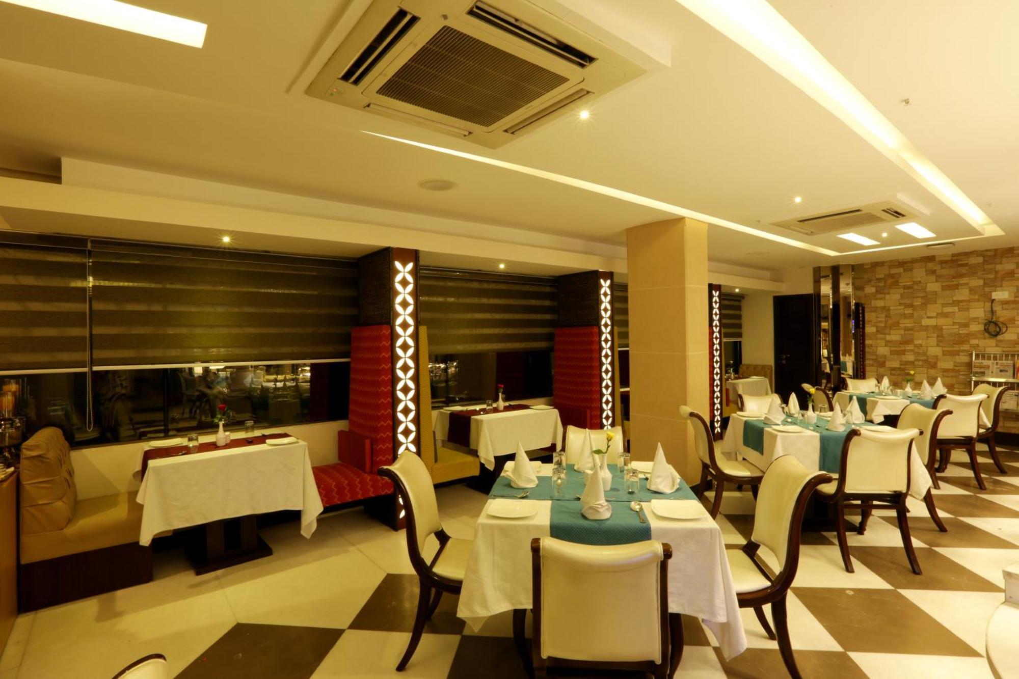 Hotel Lemon Wood By West End Delhi Airport 3*