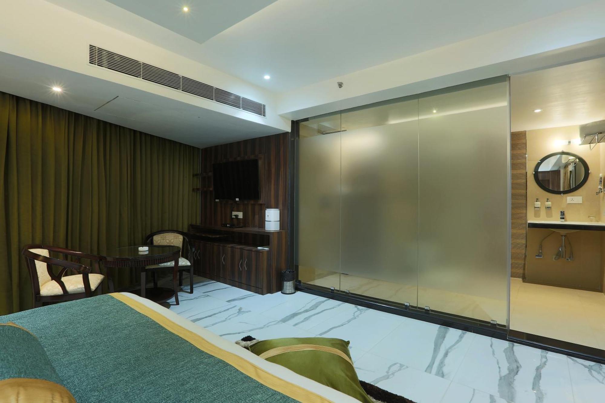 Hotel Lemon Wood By West End Delhi Airport Hotel